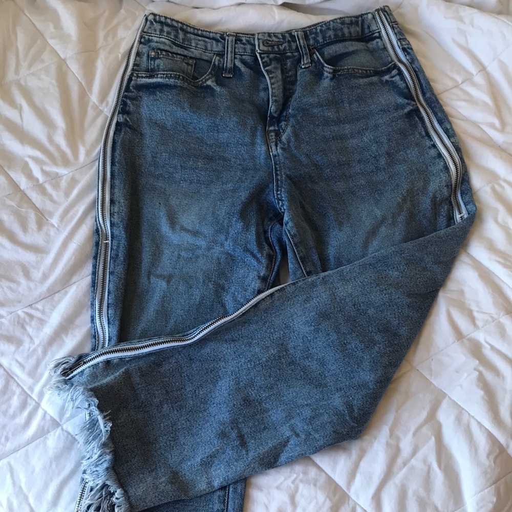 size 6 med wash cropped mom jeans w/zipper on side